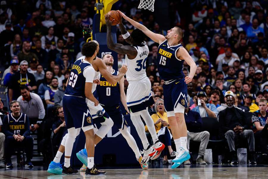 Tapón de Jokic en el partido ante Minnesota
