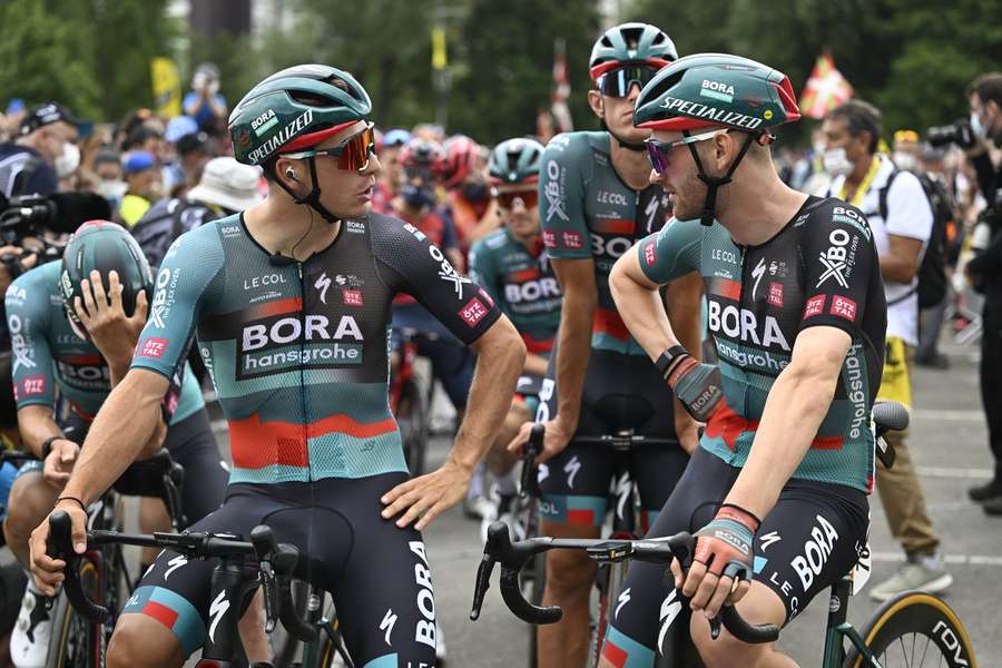 Bora-Sprinter Jordi Meeus (l.) im Gespräch mit seinem Teamkollegen.