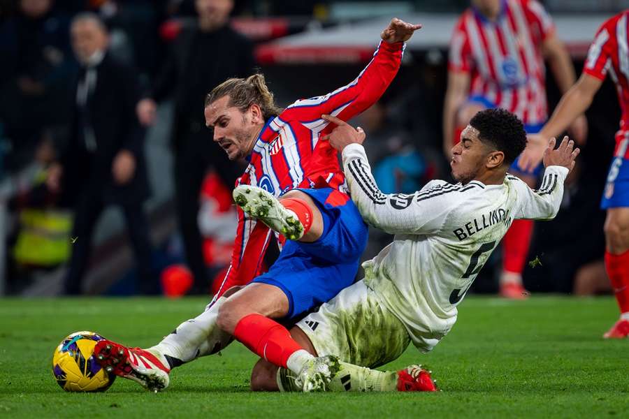 Antoine Griezmann (vlevo) bojuje o míč s Judem Bellinghamem.