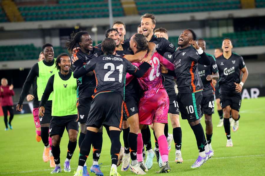 Grande festejo dos jogadores do Veneza