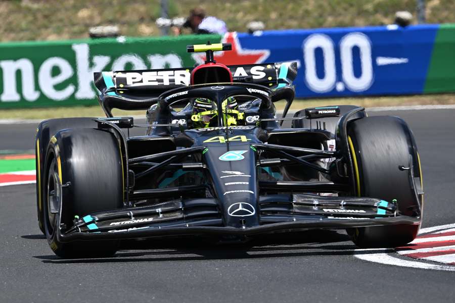 Lewis Hamilton voltou a conquistar uma pole position