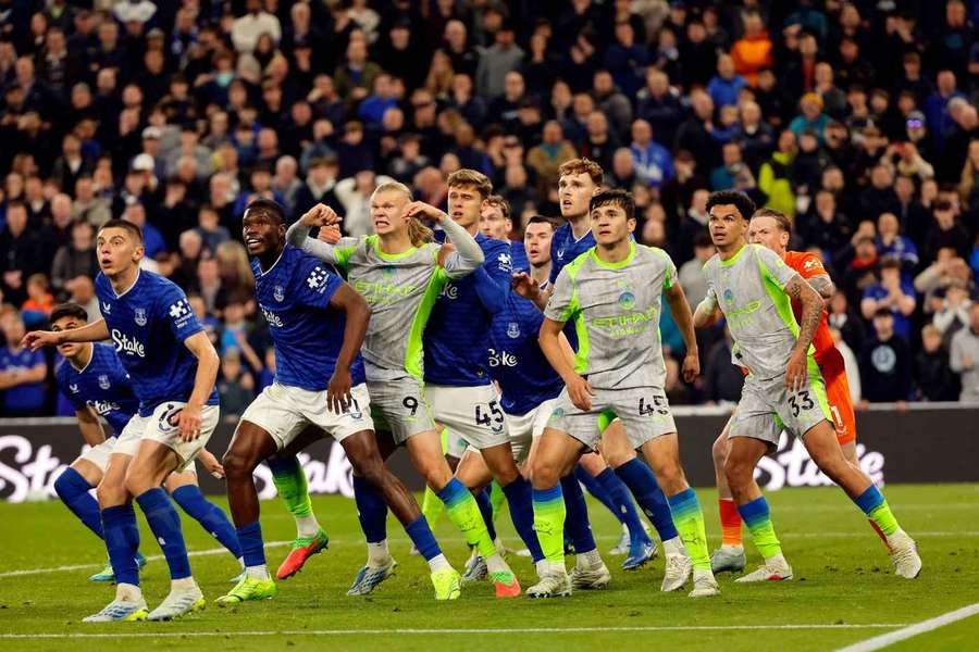 Everton and Manchester City pack the penalty area