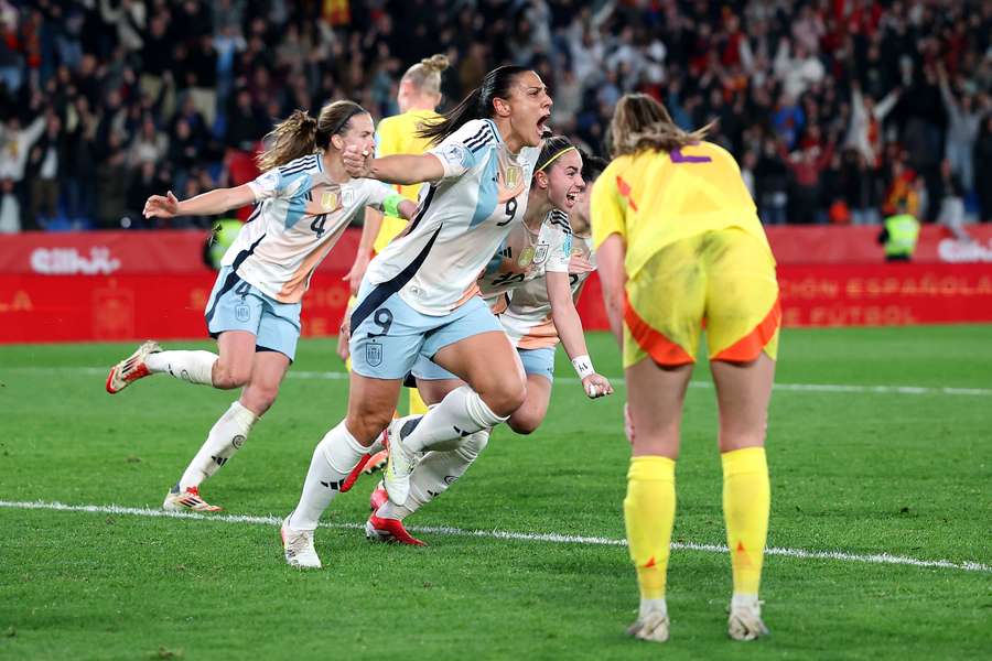Spain's players celebrate Cristina Martín-Prieto's winning goal