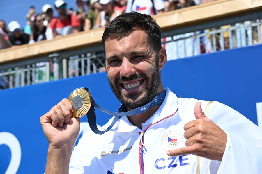 Josef Dostál se zlatou olympijskou medailí.