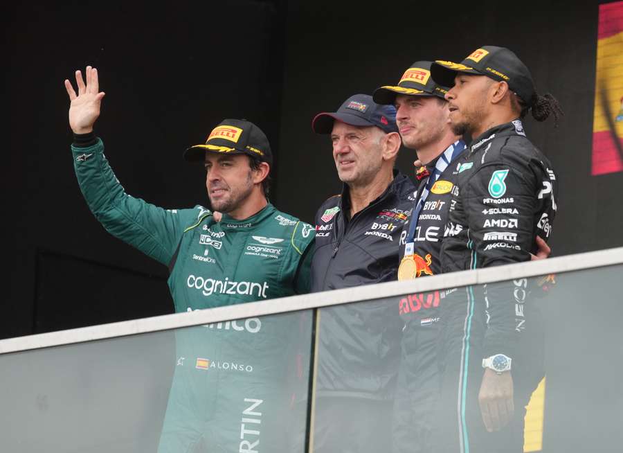 Fernando Alonso avec Adrian Newey, Max Verstappen et Lewis Hamilton.