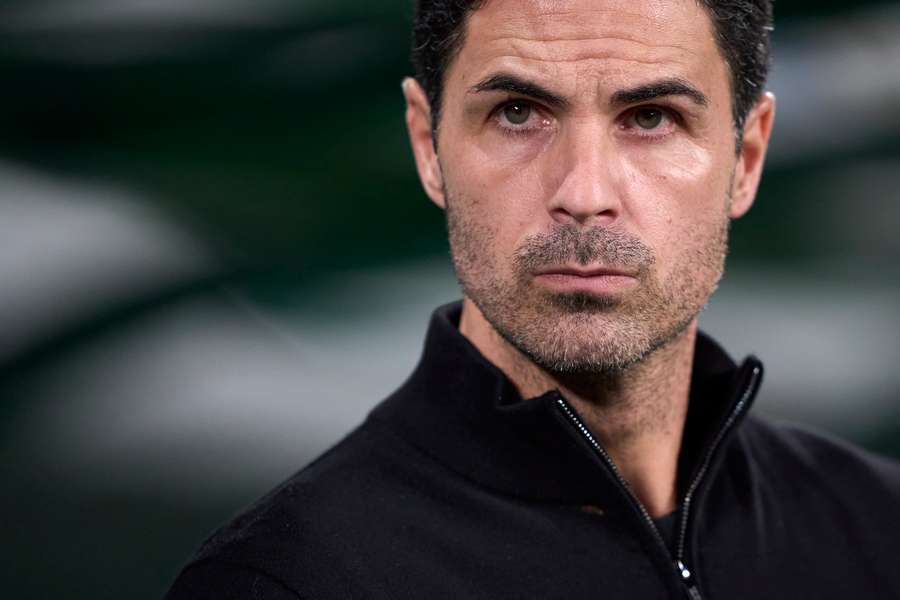 Mikel Arteta, managerul lui Arsenal, se uită la meciul cu Sporting Lisabona de marțea trecută