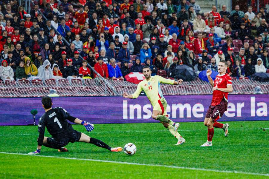 Ferran Torres finaliza a vitória por 4-1 na partida entre Suíça e Espanha