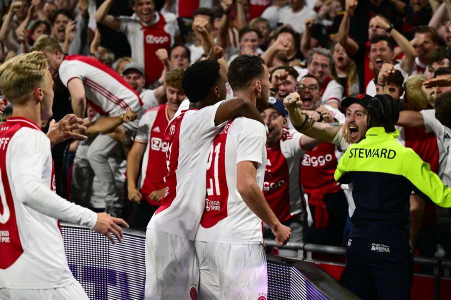 Ajax won de eerste wedstrijd met 1-0 door een goal van Van den Boomen