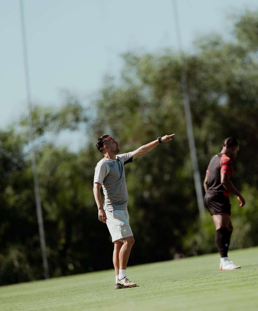Ricardo Malafaia dá indicações durante um treino Ricardo Malafaia dá indicações durante um treino