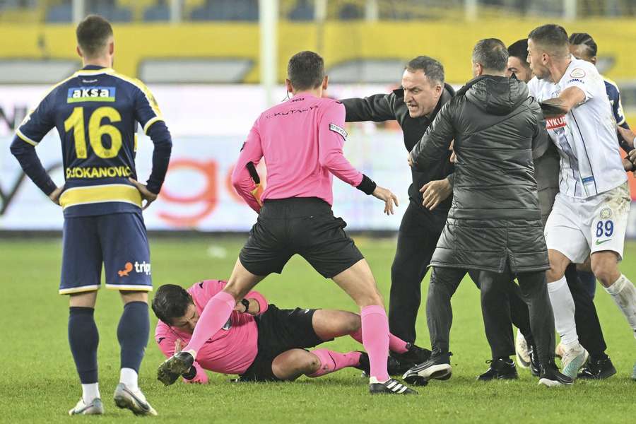 Szokujące sceny: Prezes Ankaragücü i działacze zaatakowali sędziego po meczu