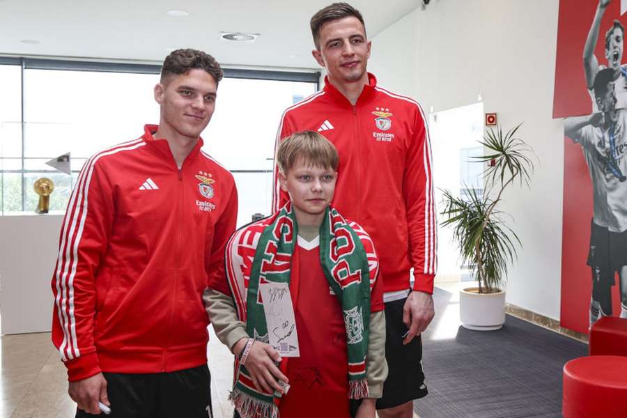 Sudakov e Trubin com uma das crianças ucranianas Sudakov e Trubin com uma das crianças ucranianas