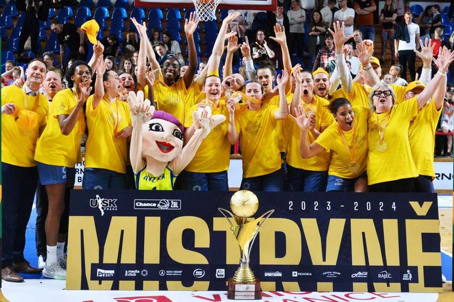 Basketbalistky USK slaví český titul.