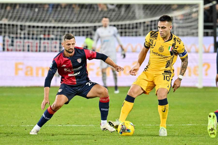 Mateusz Wieteska i Lautaro Martinez podczas meczu pomiędzy Cagliari Calcio i Interem Mediolan.