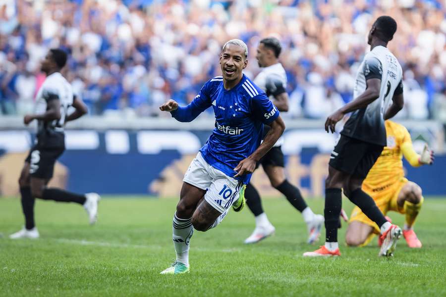 Matheus Pereira abriu o placar para o Cruzeiro contra o Corinthians