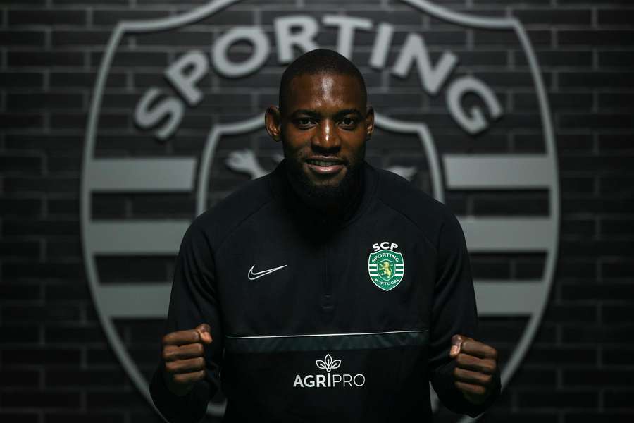 Emmanuel Eseme com as cores do Sporting