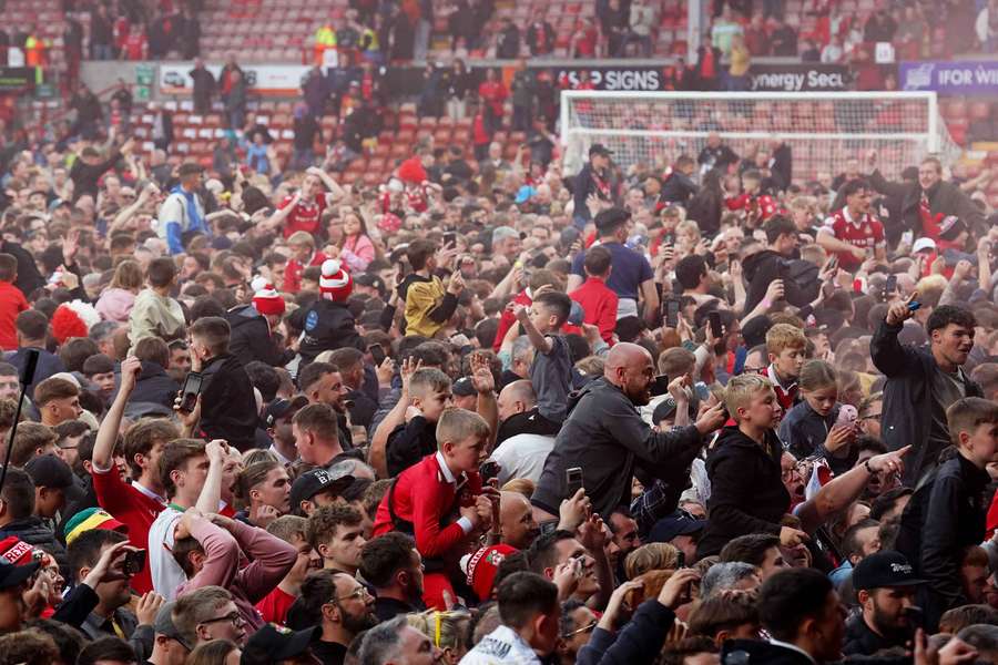 Fani Wrexham świętują na boisku po zwycięstwie 3:0 nad Charlton Athletic w sobotę