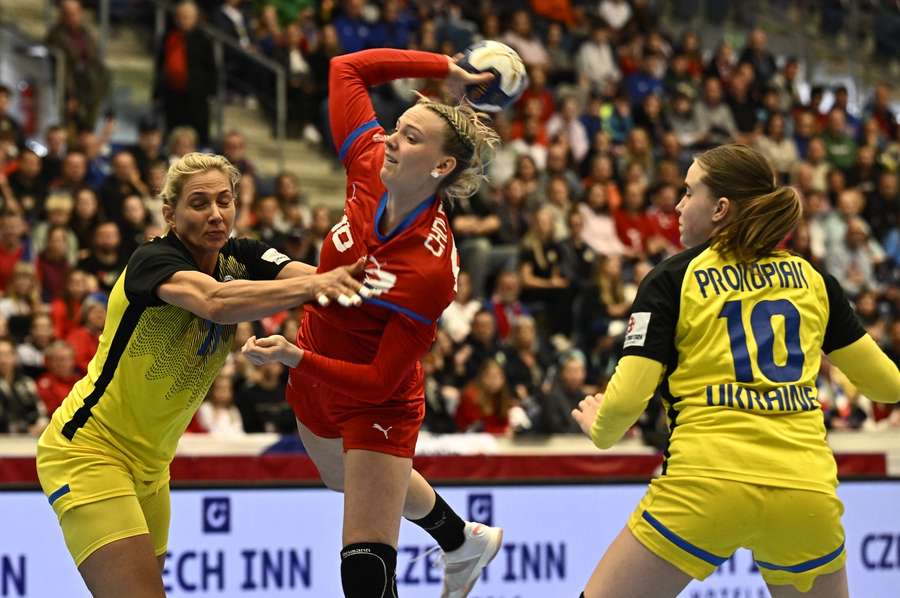 Charlotte Cholevová zakončuje v zápase s Ukrajinou.