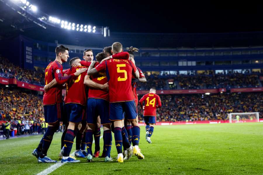 Os jogadores da Espanha comemoram o primeiro golo contra a Geórgia.