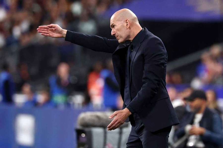 Zidane świętuje obiecujący początek pracy na ławce trenerskiej reprezentacji Francji Zidane świętuje obiecujący początek pracy na ławce trenerskiej reprezentacji Francji