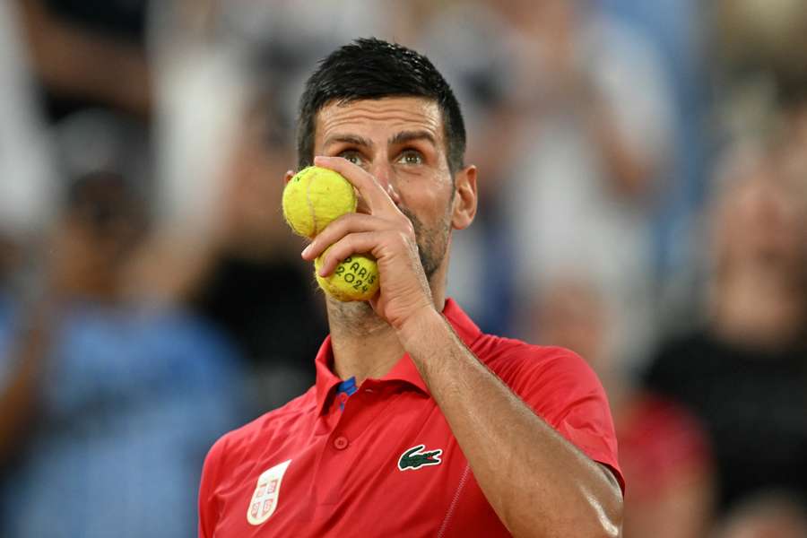 Parigi 2024, Djokovic si dice "preoccupato" dal dolore al ginocchio destro