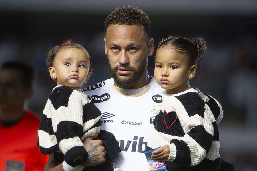 Neymar entrou com as filhas na partida contra a Chapecoense Neymar entrou com as filhas na partida contra a Chapecoense