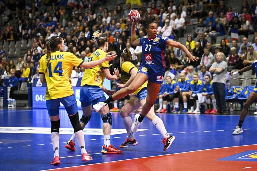 Estelle Nze-Minko, la nouvelle capitaine de l'équipe de France féminine de handball.