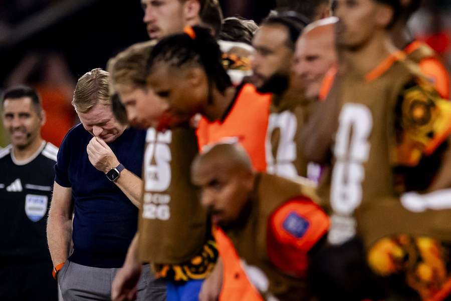 Ronald Koeman, alături de fotbaliștii Olandei în timpul loviturilr de la 11m