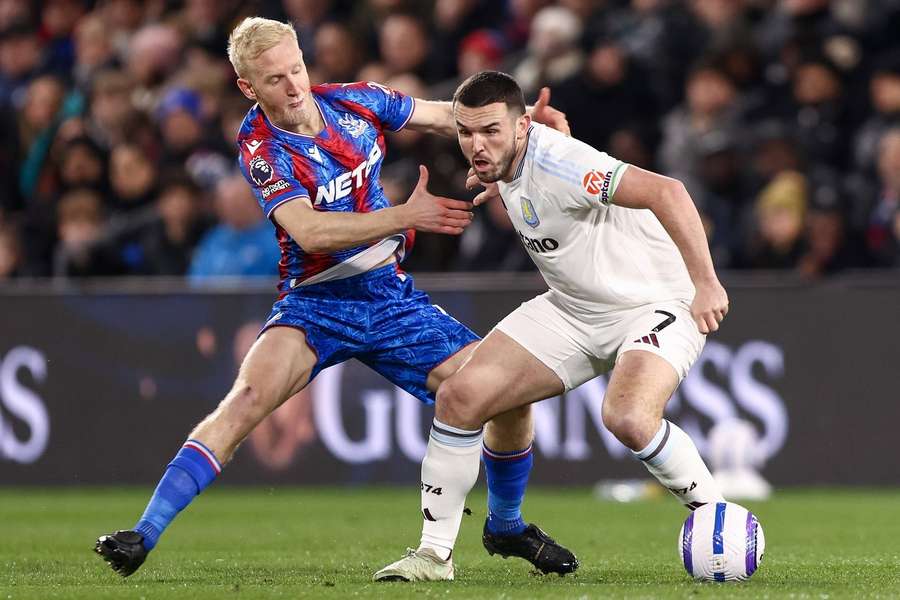 Aston Villa John McGinn and Crystal Palace's Hughes during the Match Premier League 25. February 2025. Years Aston Villa John McGinn and Crystal Palace's Hughes during the Match Premier League 25. February 2025. Years