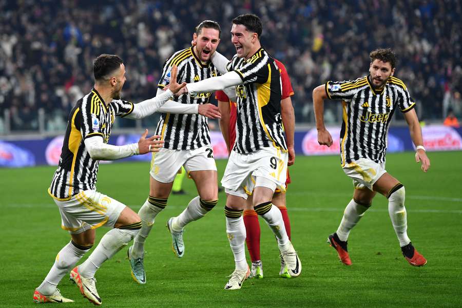 Juventus wygrywa z Romą po golu Rabiota i zmniejsza stratę do liderującego Interu