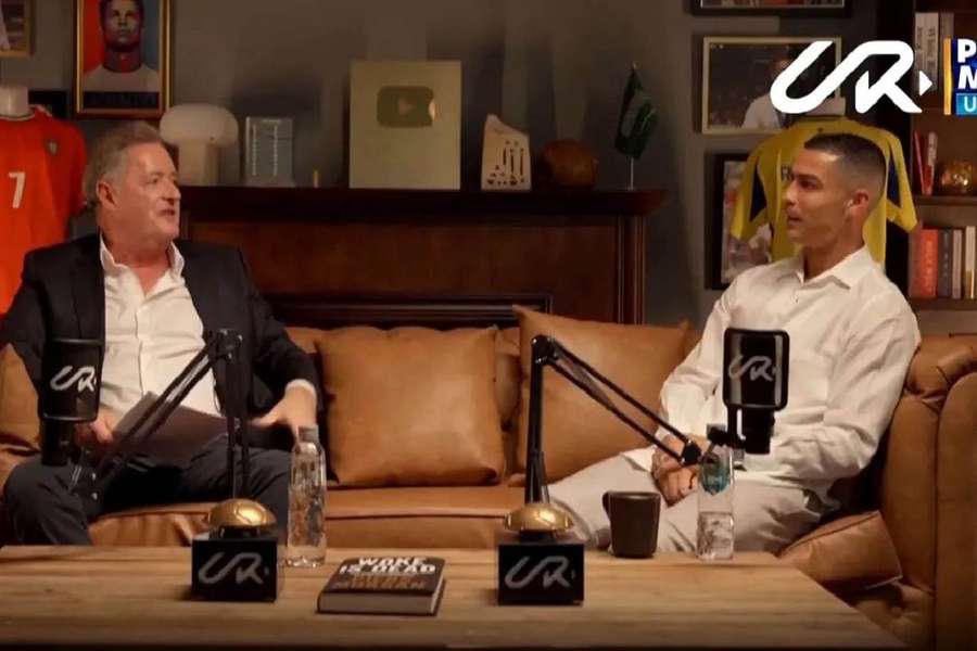 Cristiano Ronaldo, în timpul interviului cu jurnalistul Piers Morgan Cristiano Ronaldo, în timpul interviului cu jurnalistul Piers Morgan