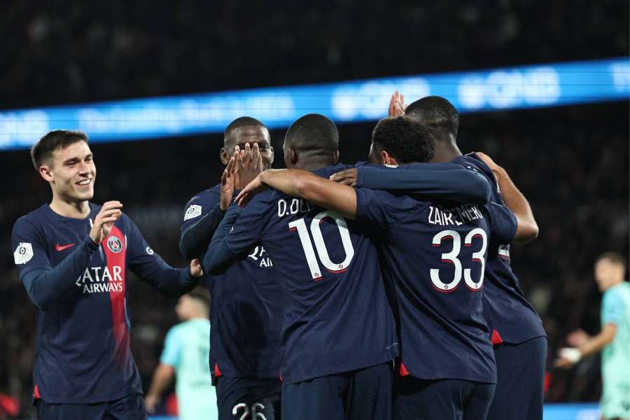 Jogadores do PSG celebram gol marcado por Zaire-Emery