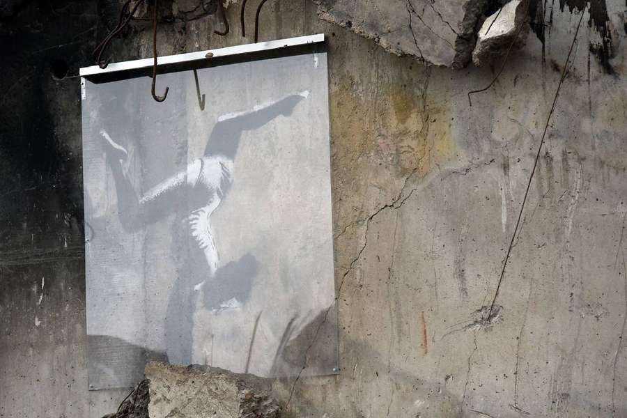 O lucrare a artistului britanic Bansky la  Borodianka, în Ucraina. Un gimnast pe zidul unui bloc distrus de trupele ruse.
