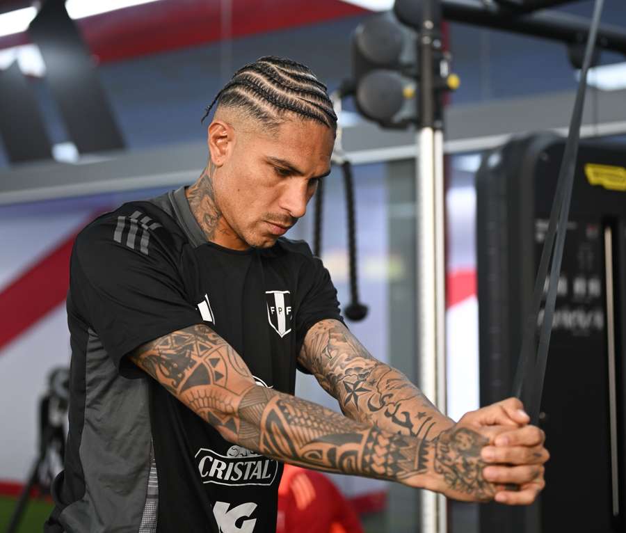 Paolo Guerrero, trabajando en el gimnasio