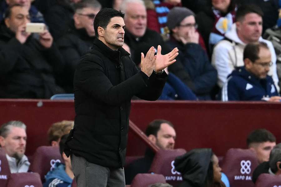 Mikel Arteta shouts instructions to his players from the touchline during Arsenal's defeat against Aston Villa