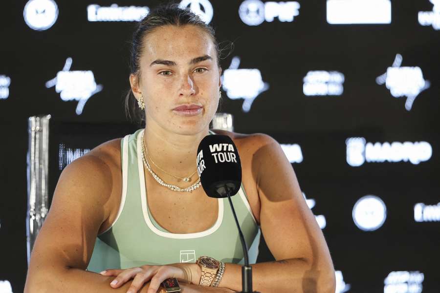 Světová jednička Aryna Sabalenková během tiskové konference.