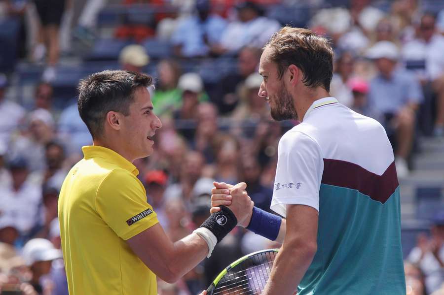Daniil Medvedev cumprimenta Attila Balazs no final do jogo