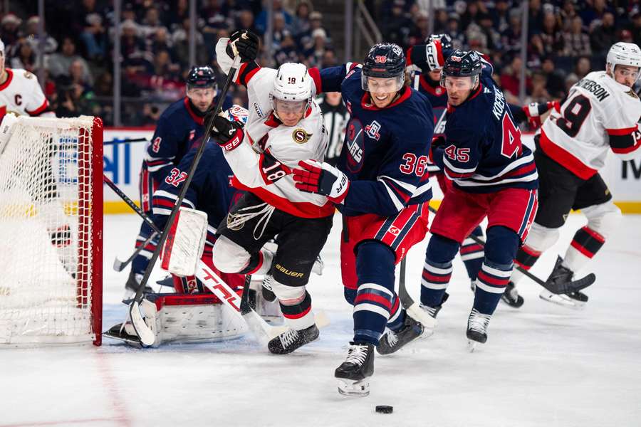 Tim Stützle jagt den Puck. Tim Stützle jagt den Puck.