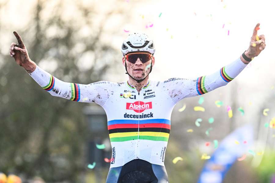 Mathieu van der Poel komt als eerste over de finish