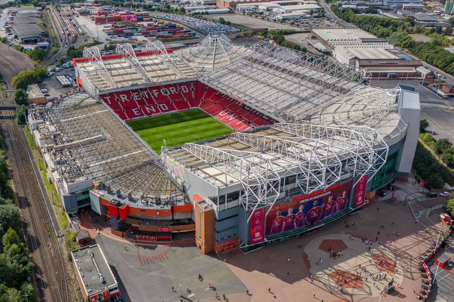 Stadion Old Trafford a jeho bezprostřední okolí.