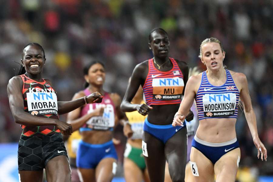 Mary Moraa, do Quénia, Keely Hodgkinson, da Grã-Bretanha, e Athing Mu, dos EUA, reagem ao cruzarem a meta na final dos 800 metros femininos