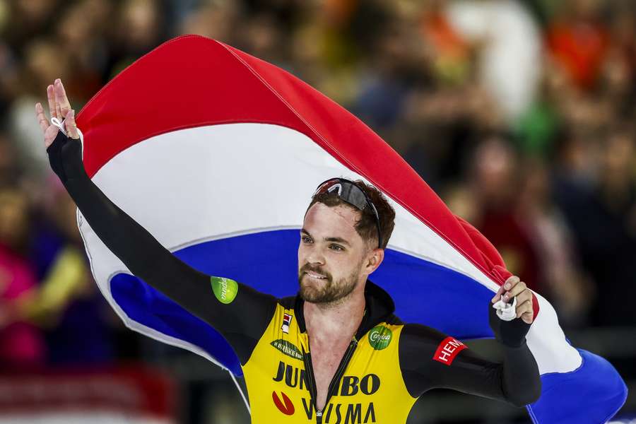 Chris Huizinga juicht na de 10.0000 meter tijdens de slotdag van het NK Allround schaatsen