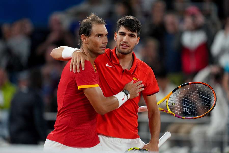 Nadal e Alcaraz comemoram triunfo na estreia