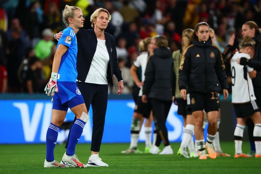 Bundestrainerin Martina Voss-Tecklenburg spendete Trost für Keeperin Merle Frohms (l.)