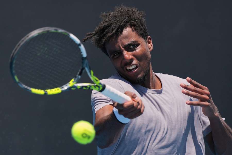 Elias Ymer in action against Alexander Shevchenko