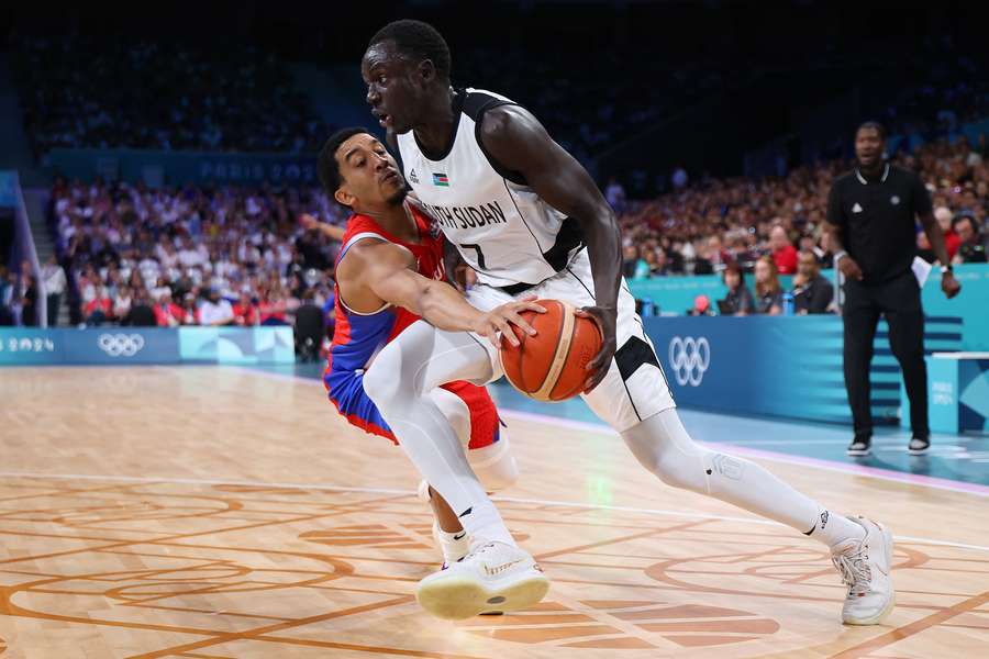 Le Sud-soudanais Bul Kuol au duel avec le Portoricain Tremont Waters ce dimanche à Pierre-Mauroy.