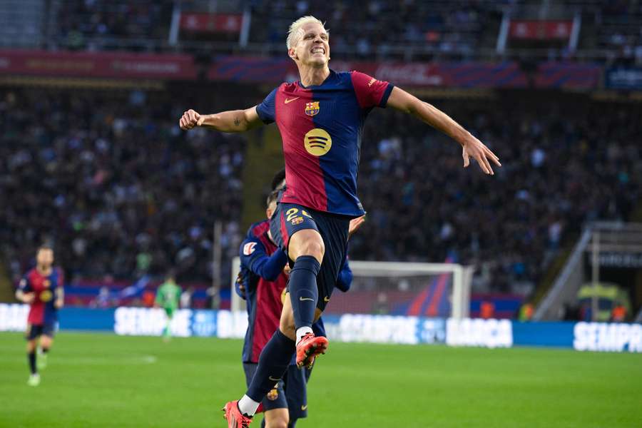 Dani Olmo celebra uno de sus goles.