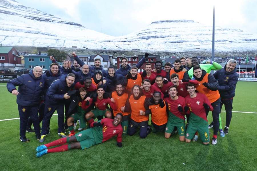 Rui Jorge junto dos jogadores dos sub-21