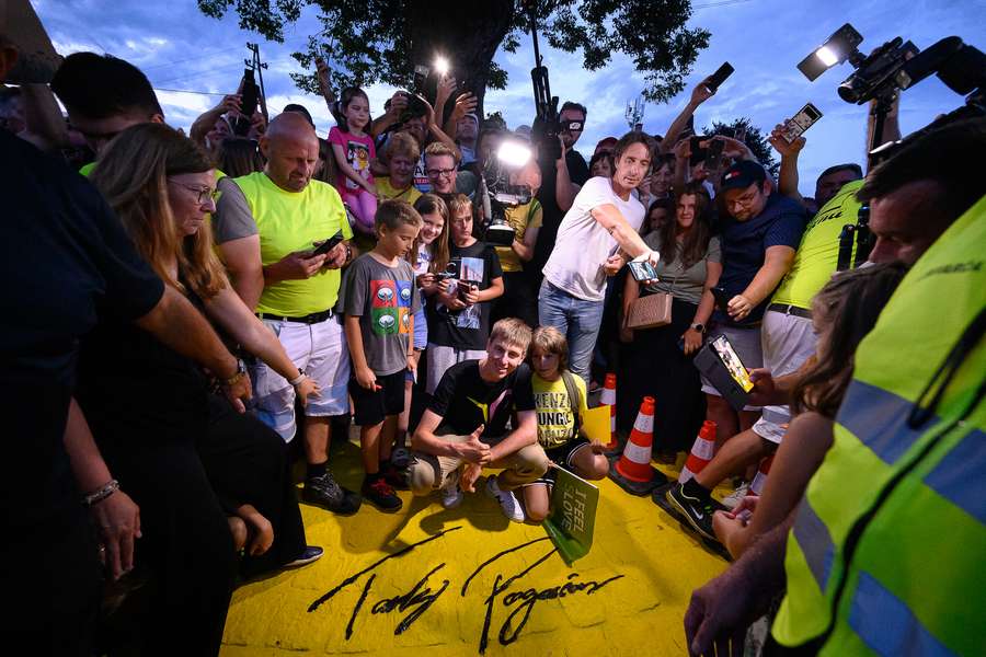 Tadej Pogacar feiert zusammen mit Fans in seiner Heimatstadt Komenda.