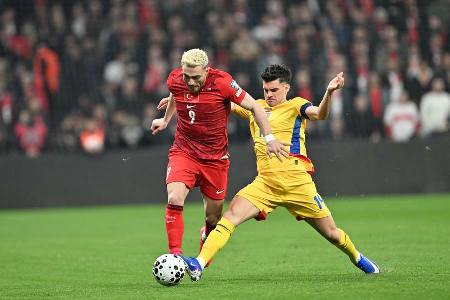 Ianis Hagi în acțiune în meciul cu Turcia Ianis Hagi în acțiune în meciul cu Turcia