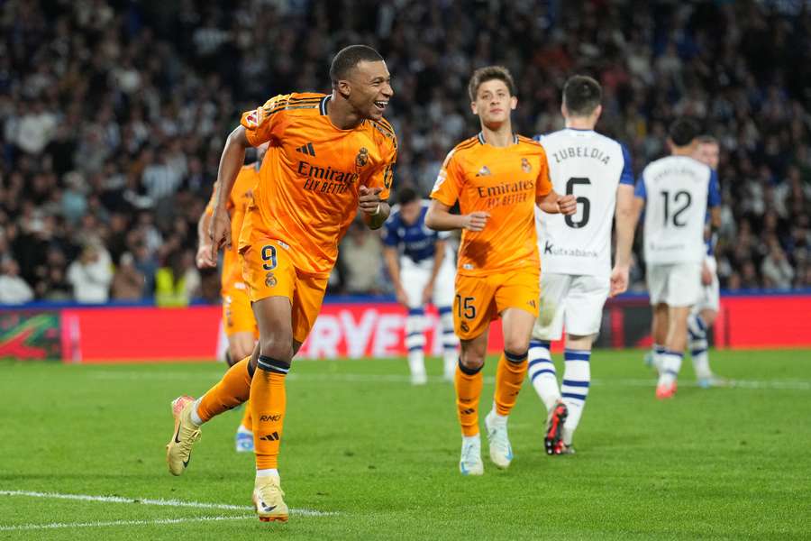 Mbappé celebra el 0-2 con Arda Güler en segundo plano